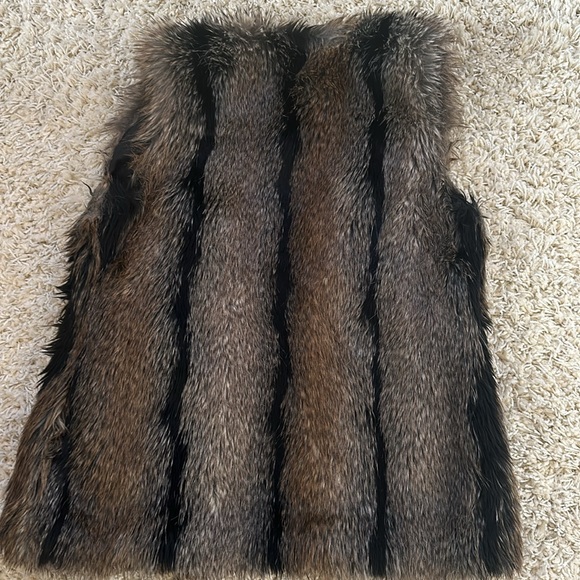 Bueatiful Faux Fur Vest - Picture 4 of 4